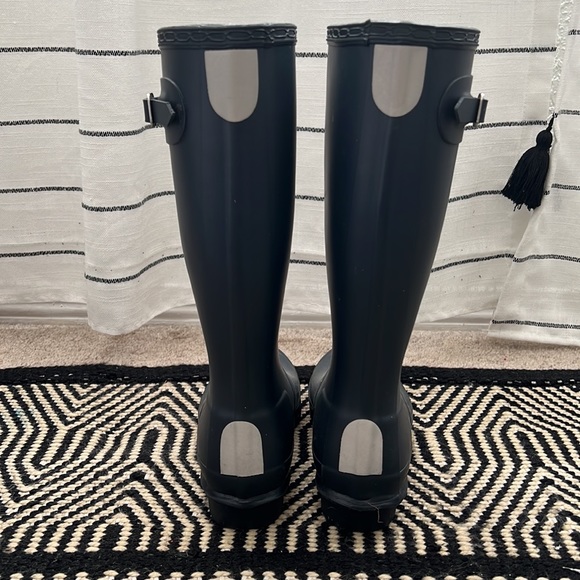 Navy blue Hunter rain boots - Picture 3 of 6
